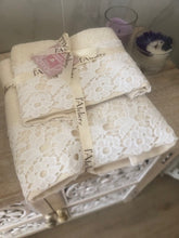 Carica l&#39;immagine nel visualizzatore di Gallery, L&#39;Atelier 17 Set 2 asciugamani in cotone &quot;Prato Fiorito&quot; Shabby Chic 6 colori
