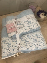 Carica l&#39;immagine nel visualizzatore di Gallery, L&#39;Atelier 17 Set 2 asciugamani in cotone &quot;Prato Fiorito&quot; Shabby Chic 6 colori
