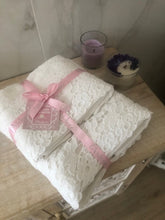 Carica l&#39;immagine nel visualizzatore di Gallery, L&#39;Atelier 17 Set 2 asciugamani in cotone &quot;Prato Fiorito&quot; Shabby Chic 6 colori

