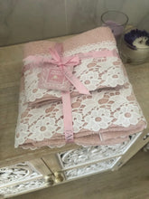 Carica l&#39;immagine nel visualizzatore di Gallery, L&#39;Atelier 17 Set 2 asciugamani in cotone &quot;Prato Fiorito&quot; Shabby Chic 6 colori
