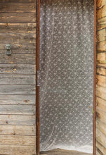 Carica l'immagine nel visualizzatore di Gallery, Tenda shabby in tulle Anemone con frill di Atelier 17
