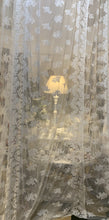Carica l&#39;immagine nel visualizzatore di Gallery, Tendone pizzo Versailles - Chez Moi Collection- 135x3 mt
