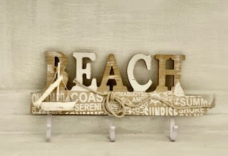 appendino  in stile marinaresco shabby chic in legno decorata da barchetta e scritta beach