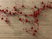 Carica l&#39;immagine nel visualizzatore di Gallery, Ghirlanda di Natale con palline di colore rosso 130 cm
