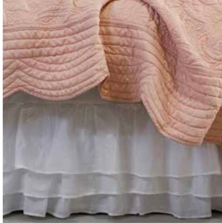 Vestiletto matrimoniale bianco con frill balze di L’Atelier 17 in cotone. Perfetto per letti matrimoniali. Il vestiletto renderà romantico e delisioso il tuo letto