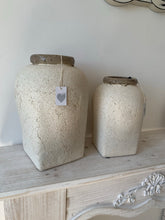Carica l&#39;immagine nel visualizzatore di Gallery, coppia di vasi shabby effetto pietra in argilla bianca screpolata in stile mediterraneo shabby
