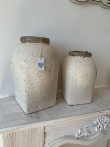 coppia di vasi shabby effetto pietra in argilla bianca screpolata in stile mediterraneo shabby