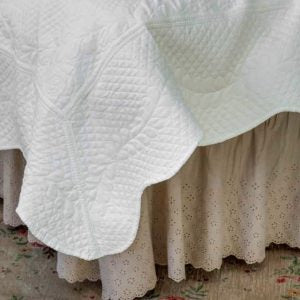 Vestiletto matrimoniale in cotone sangallo di colore tortora beige di L’Atelier 17. Il vestiletto è rifinito lungo i bordi da smerlatura