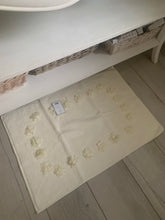 Carica l&#39;immagine nel visualizzatore di Gallery, Tappeto da bagno in spugna con rose applicate colore panna
