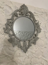 Carica l&#39;immagine nel visualizzatore di Gallery, specchio shabby chic mathilde m con cornice barocca in ferro grigio invecchiato. misura 40x40
