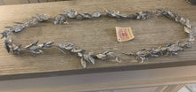 Carica l&#39;immagine nel visualizzatore di Gallery, Ghirlanda shabby argento con foglie e gocce in plexiglass
