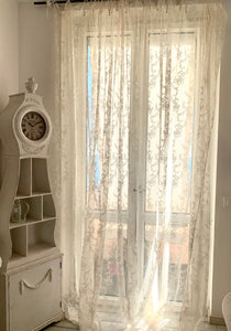 tenda stile shabby chic in pizzo con ricamo roselline di colore avorio, La tenda si appende al bastone reggi tende grazie a laccetti. Dimensione: 140x290 cm . Tenda per camera da letto, soggiorni, cucina e bagno. Brand: Atelier 17