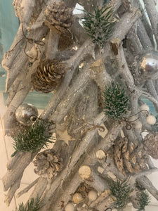 Albero di natale shabby in legno stile nordico, stilizzato, decorazione natalizia shabby