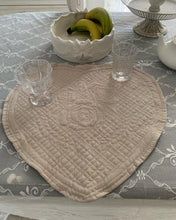 Carica l&#39;immagine nel visualizzatore di Gallery, Tovaglietta shabby sottopiatto a cuore beige di Atelier 17 50x45 cm

