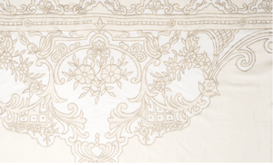 tende shabby di mathilde m in misto lino e cotone di marhilde m. le tende sono di colore lino naturale e sono impreziosite da ricamo ad intaglio nella parte superiore. si appendono a bastone grazie a comodi laccetti 