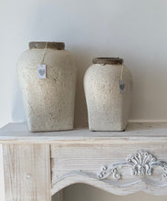 Carica l&#39;immagine nel visualizzatore di Gallery, coppia di vasi shabby in finta pietra argilla avorio antichizzati.  vasi shabby ad uso decorativo di L&#39;Arte di Nacchi
