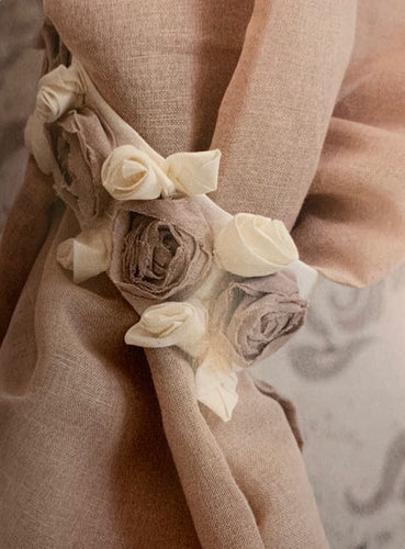 Embrasse ferma tende in stile shabby decorato da romantiche roselline BEIGE. Brand: L’ATELIER 17. Chiusura con velcro. 100% cotone