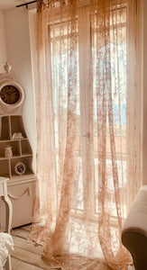 tenda shabby chic in pizzo rosa romantiche per camera da letto e soggiorni. Le tende si appendono al bastone reggi tende tramite laccetti. Pizzo ricamato con rose. Dimensione 300x290 cm altezza