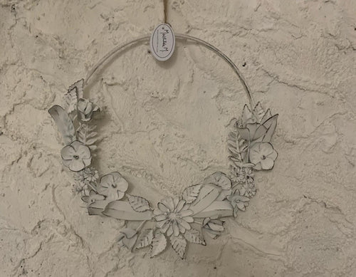 ghirlanda shabby chic in ferro bianco decorata da fiori e foglie di Mathilde M. Perfetto da appendere alle pareti o alle maniglie di porte e finestre. Dimensioni 32x32 cm