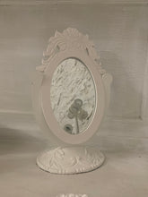 Carica l&#39;immagine nel visualizzatore di Gallery, Specchio decorativo da tavolo con cornice in legno shabby
