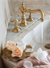 Carica l&#39;immagine nel visualizzatore di Gallery, Mathilde M cofanetto rose di sapone e gessetto cuore profumato
