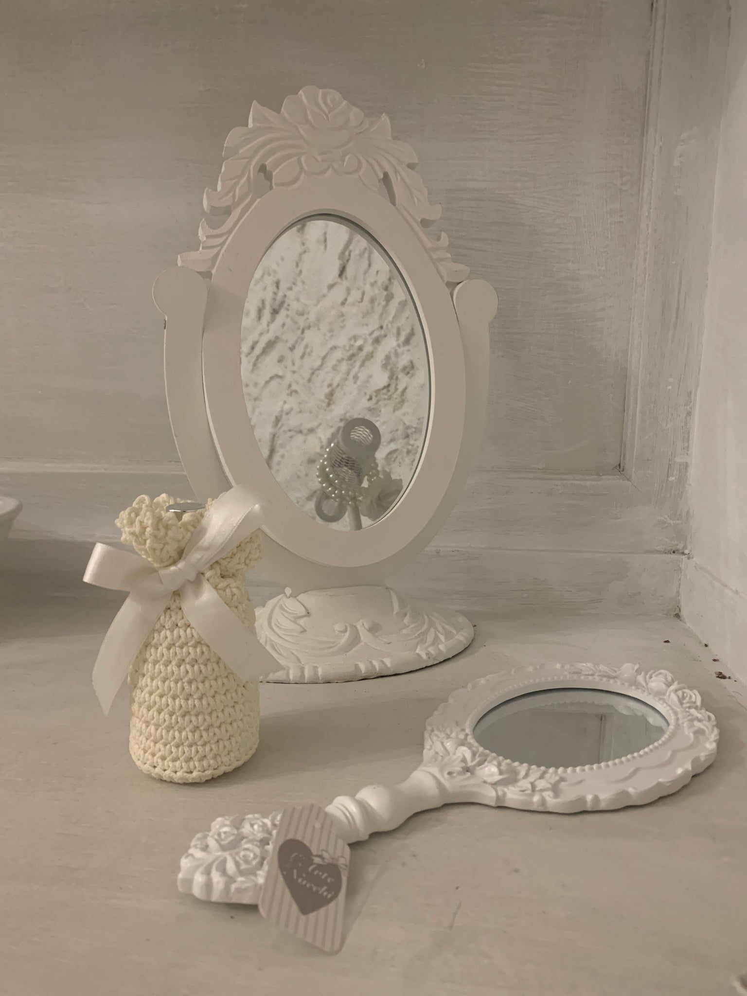 Specchio da tavola con cornice in legno bianca shabby – La
