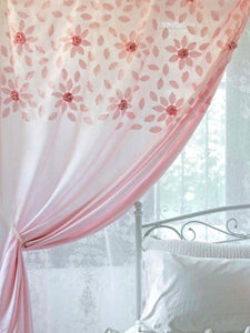 Tenda romantica shabby chic di color rosa decorata da rose cucite. Si appende al bastone tramite laccetti. di Atelier 17