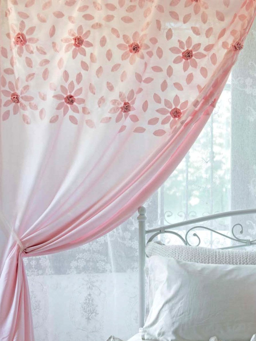 Tenda romantica shabby chic di color rosa decorata da rose cucite. Si appende al bastone tramite laccetti. di Atelier 17