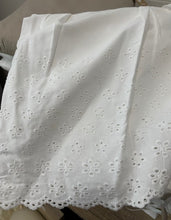 Carica l&#39;immagine nel visualizzatore di Gallery, Vestiletto matrimoniale sangallo bianco di L’Atelier 17
