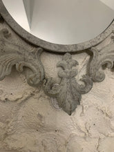 Carica l&#39;immagine nel visualizzatore di Gallery, specchio shabby chic con cornice ovale grigia in ferro invecchiato di Mathilde M. Misura 40x40
