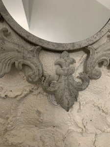 specchio shabby chic con cornice ovale grigia in ferro invecchiato di Mathilde M. Misura 40x40