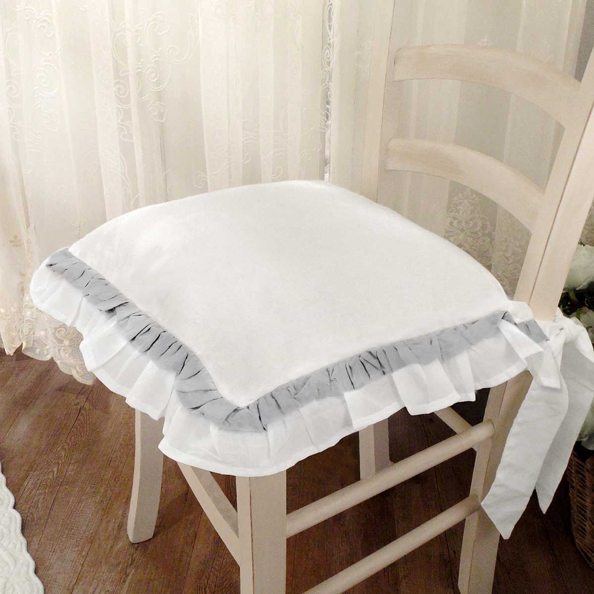 cuscino per sedia con voilant bianco/grigio Atelier 17 – La soffitta  incantata