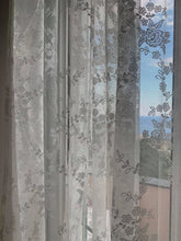 Carica l&#39;immagine nel visualizzatore di Gallery, Tenda shabby ricamata con rose 140x290 collezione Ciel BIANCA Atelier 17
