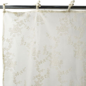 tenda shabby chic provenzale in pizzo per camera da letto e soggiorni. Si appende al bastone reggi tende tramite laccetti. collezione Ciel di Atelier 17. Dimensioni 140x290 cm altezza