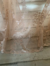 Carica l&#39;immagine nel visualizzatore di Gallery, Tenda shabby pizzo rosa serie aurore 300x 290 Atelier 17
