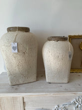 Carica l&#39;immagine nel visualizzatore di Gallery, coppia di vasi shabby  decorativi in pietra bianca 
