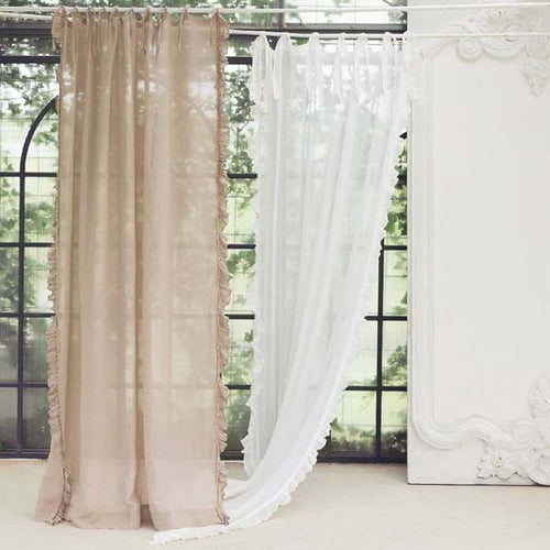 Tenda shabby chic in lino beige collezione Eterea Blanc Mariclo'. La tenda è decorata da rouches sui laterali, effetto romantico. Perfetta per ogni stanza della casa